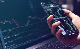 Vì sao cổ phiếu từng tăng 700% bị đình chỉ giao dịch?