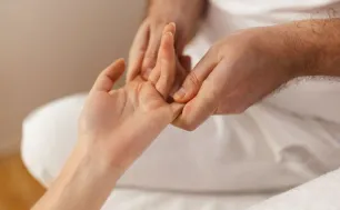 Dấu hiệu cảnh báo ung thư phổi qua ngón tay
