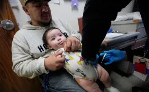 Chương trình vaccine miễn phí cho trẻ em tại Mỹ bị đe dọa do cắt giảm ngân sách