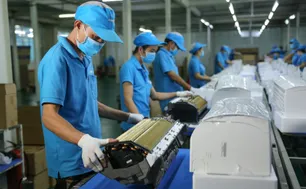 Ổn định sản xuất, chăm lo người lao động dịp lễ