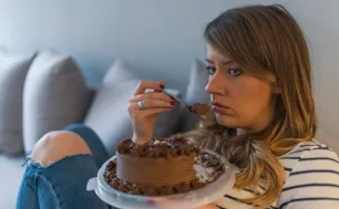 Ăn uống vô độ: Biểu hiện, hậu quả và cảnh báo từ chuyên gia sức khỏe tâm thần