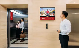 Quảng cáo thang máy tòa nhà: Xu hướng tiếp cận người dùng trong không gian kín
