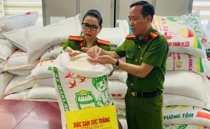 Hai chủ cửa hàng ở Hà Nội bán gạo ST25 giả bị khởi tố