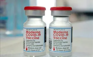 FDA phê duyệt vaccine COVID-19 thế hệ mới cho người cao tuổi