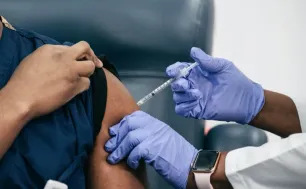 Mỹ khuyến nghị cập nhật vaccine nhắm vào các chủng COVID-19 mới