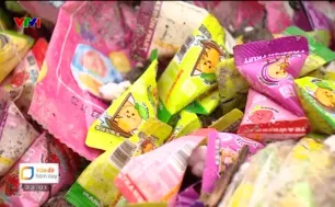 Hàng tấn bánh kẹo, thực phẩm chức năng nghi hàng giả chất đống, đổ bỏ: Trách nhiệm của địa phương ở đâu?