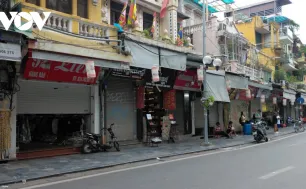 Loạt cửa hàng phố cổ Hà Nội hoạt động cầm chừng vì kiểm tra hàng hóa, thuế