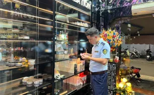 Tạm giữ gần 400 sản phẩm mỹ phẩm nhập lậu tại một cửa hàng ở trung tâm Hà Nội