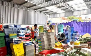 Tuýt còi lô hàng lậu gần 5.000 sản phẩm quần áo, giày dép trẻ em tại Ninh Bình