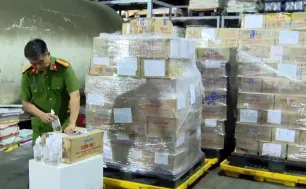 Triệt phá xưởng sản xuất cồn y tế giả do Phó Chủ tịch thị trấn điều hành