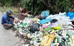 Xác minh hàng trăm mỹ phẩm nghi giả bị vứt ven đường ở Đà Lạt