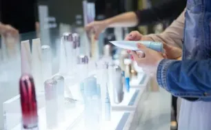 Ngành làm đẹp toàn cầu gặp khó vì thuế quan