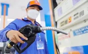 Giá xăng dầu đồng loạt tăng mạnh hơn 1.000 đồng/lít