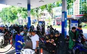 Giá xăng giảm về dưới 20.000 đồng một lít