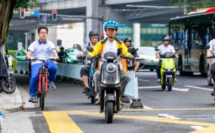 Trung Quốc đưa xe điện thay thế xe xăng thế nào?