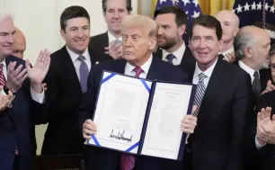 Ông Trump ký ban hành Đạo luật về tiền điện tử stablecoin