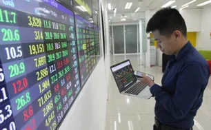 Thanh khoản đạt gần 63.000 tỷ đồng, VN-Index tiếp tục lập đỉnh mới