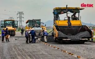 Xuất nhập khẩu, đầu tư công bứt tốc; lạm phát vẫn trong tầm kiểm soát