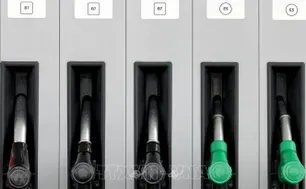 Giá dầu thế giới tiếp tục giảm do đồn đoán OPEC+ sắp tăng sản lượng