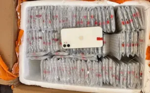 Phát hiện gần 5.000 điện thoại và hơn 2.500 đôi giày nghi giả mạo nhãn hiệu lớn