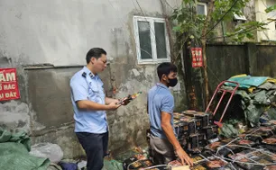 Phát hiện cơ sở sản xuất thực phẩm không phép giữa lòng Hà Nội