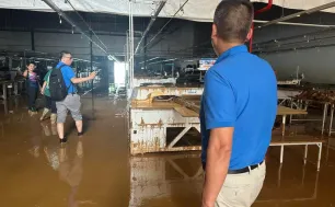 Ô tô ngập nước la liệt ở vùng bão lũ, các hãng bảo hiểm chi trả ra sao?