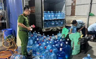 Phát hiện xưởng sản xuất nước khoáng Lavie giả quy mô lớn tại Hà Nội