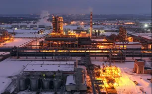 Giá dầu không phản ứng mạnh với kế hoạch tạm dừng tăng sản lượng của OPEC+