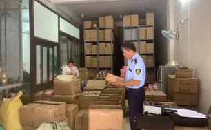 Tạm giữ hàng trăm đôi giày dép gắn nhãn ZARA nghi giả mạo tại Hà Nội