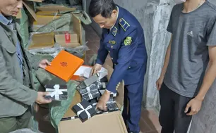 Hà Nội: Phát hiện cơ sở kinh doanh túi xách giả mạo các thương hiệu nổi tiếng