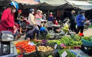 Giá rau củ "hạ nhiệt"