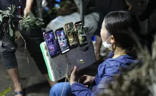 Quản lý livestream: "Cây gậy và củ cà rốt"