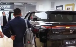 Người tiêu dùng Trung Quốc đổ xô mua xe điện trước khi trợ cấp thu hẹp