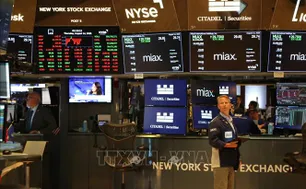 Thông tin Fed giảm lãi suất khiến Phố Wall tăng điểm, đồng USD suy yếu