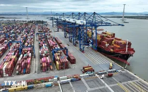 Thương mại toàn cầu đứng vững trước cơn bão thuế quan