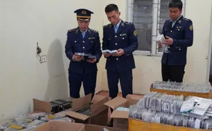 Phát hiện xe ô tô vận chuyển phụ kiện điện thoại di động nhập lậu trên Quốc lộ 1A