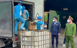 Tiêu hủy hơn 2.200 chai rượu nhập lậu tại Hưng Yên