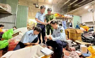 Bộ Công Thương yêu cầu các trang thương mại điện tử gỡ pháo nổ, rượu bia, dược phẩm bán online trái phép