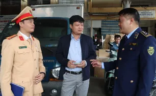 Phát hiện lượng lớn hàng hóa nghi nhập lậu tại Ga Hà Nội