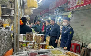 Thị trường Hà Nội trước Tết Bính Ngọ 2026 ổn định, tăng cường kiểm soát an toàn thực phẩm tại các chợ