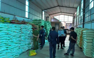 Chuyển hồ sơ truy cứu trách nhiệm hình sự đối với đối tượng sản xuất gần 90 tấn phân bón giả