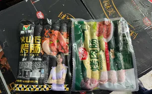 Hà Nội phát hiện gần 1 tấn xúc xích nhập lậu