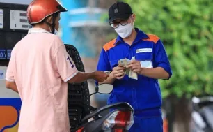 Giá xăng giảm gần 4.000 đồng/lít