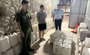Phát hiện, xử lý cơ sở kinh doanh 400 lít rượu không rõ nguồn gốc