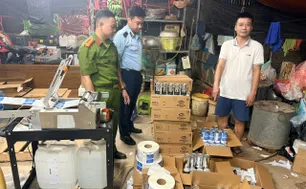 Hà Nội: Tạm giữ hàng trăm sản phẩm nghi liên quan hành vi thay nhãn, làm giả hàng hóa