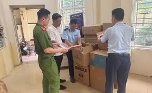 Đội QLTT số 12 chuyển cơ quan công an xử lý vụ thuốc lá nhập lậu quy mô lớn