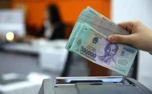 Lãi suất qua đêm giảm về 4,9%/năm