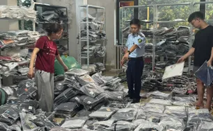 Phát hiện hàng nghìn sản phẩm quần áo nghi giả mạo nhãn hiệu tại Hà Nội