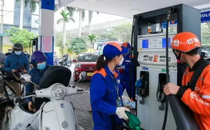 Giá xăng tăng, giá dầu giữ nguyên