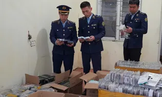 Phát hiện xe ô tô vận chuyển phụ kiện điện thoại di động nhập lậu trên Quốc lộ 1A